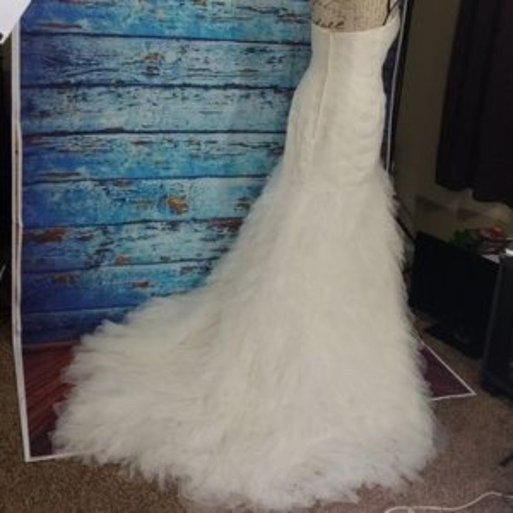 Signature Galina Wedding dress & Accessories - Picture 2 of 8